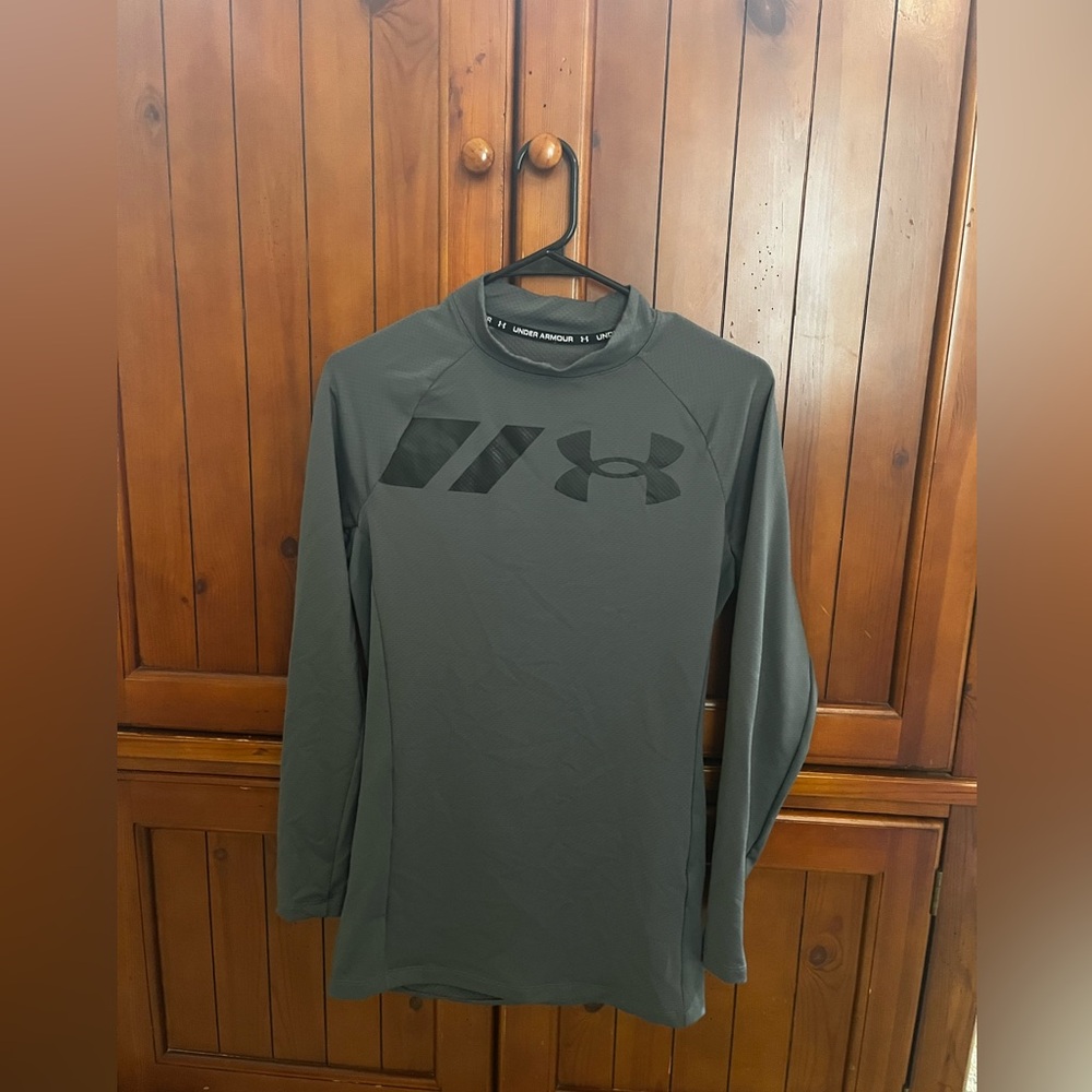 Under Armour men’s Small fitted ColdGear pull over.
